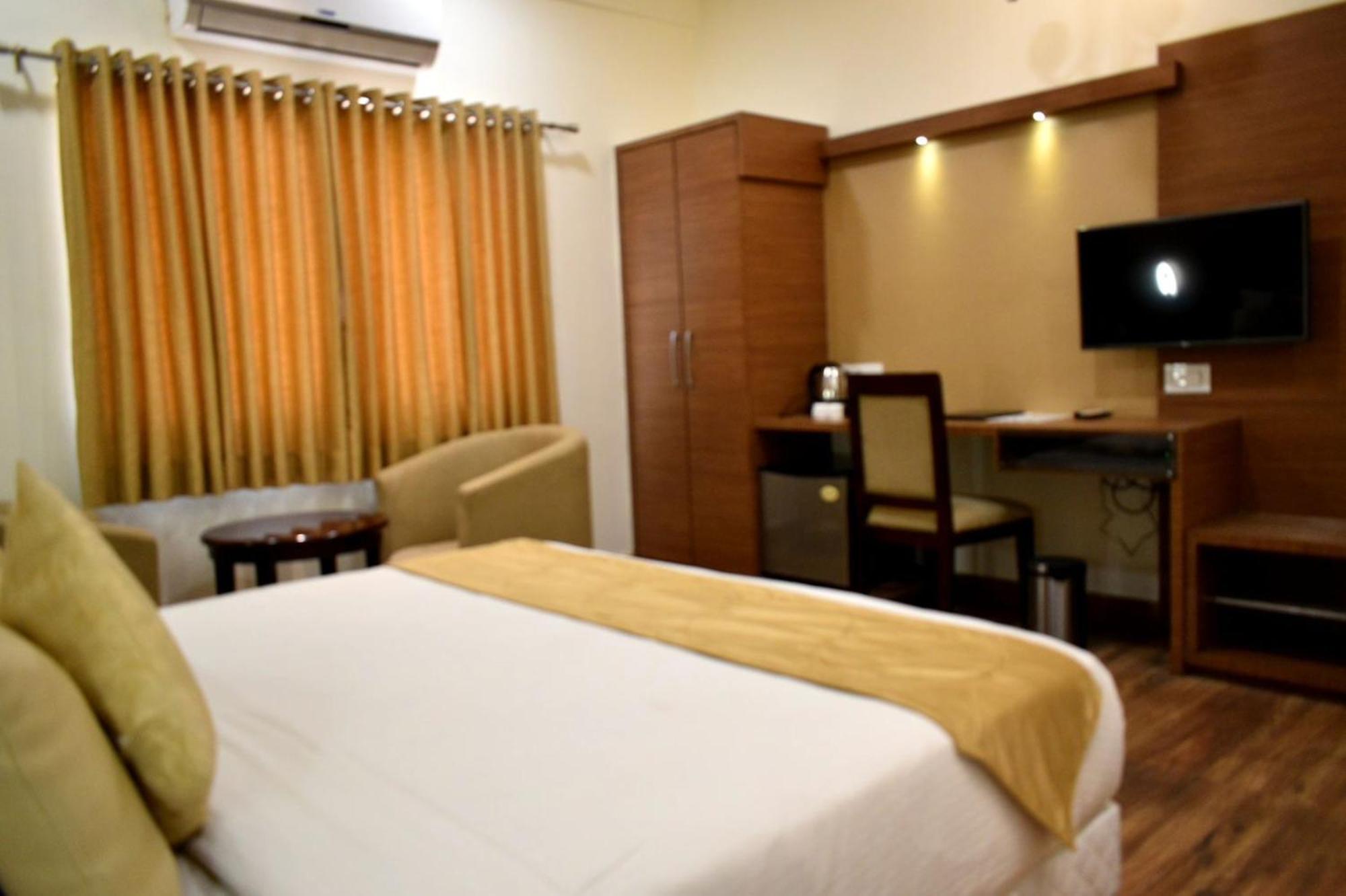 Hotel Aerocity Golden Close To New Delhi Airport Exterior photo